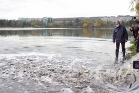 FOTO // Lupul cioban la oi sau cine prinde peștele proaspăt adus în lacul „La Izvor”